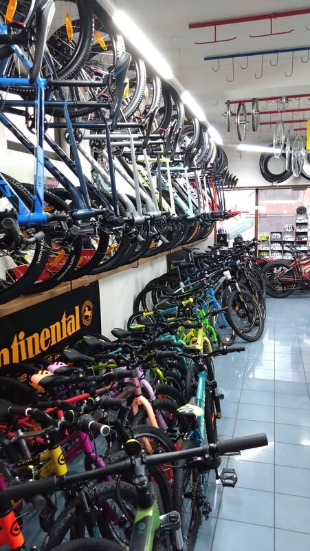 Široký výběr kol ve stojanu s pneumatikami Continental