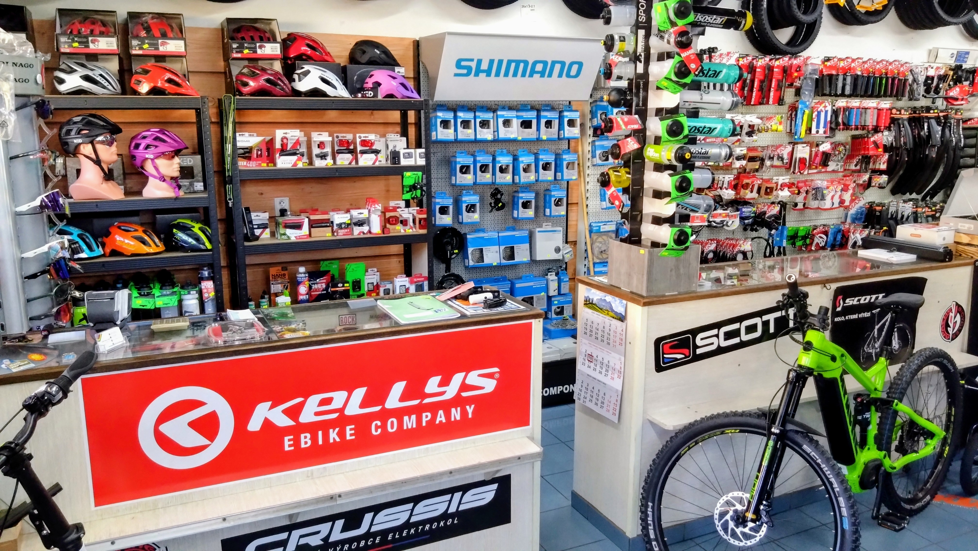 Prodejna Jízdní kola Turek - interiér s příslušenstvím